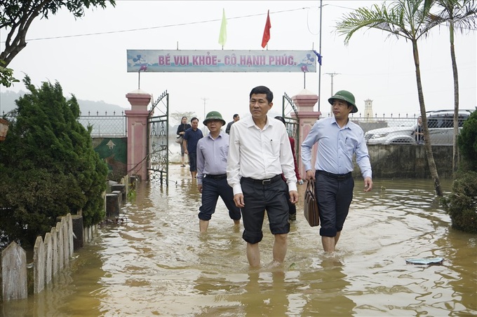 Dozens of schools in Nghe An still flooded - 2