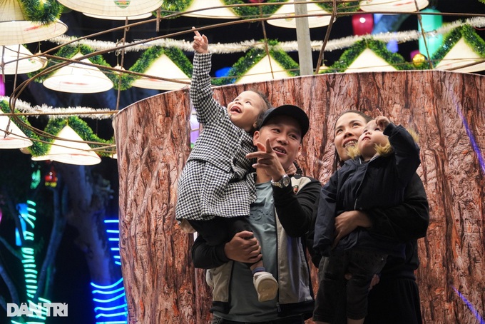 Huge Christmas tree built from 500 conical hats - 6