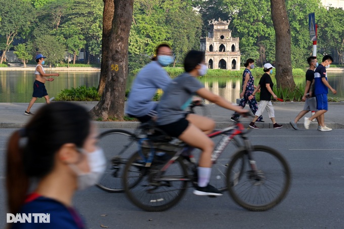 Hanoi lakes and rivers packed with people going out for exercises - 2 Hanoi lakes and rivers packed with people going out for exercises - 2