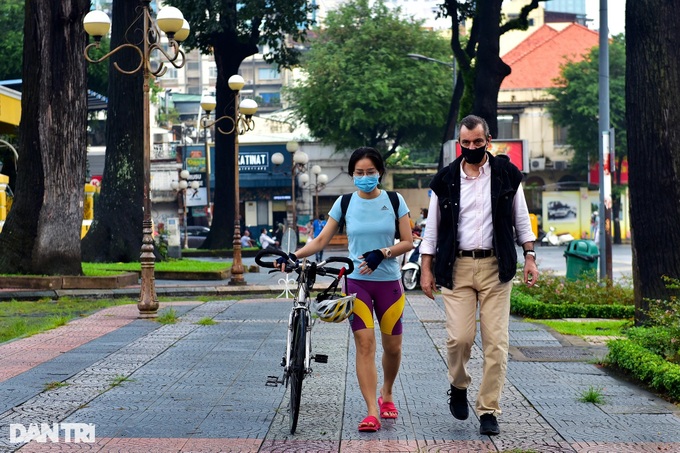 HCM City people sightsee and meet friends again after social distancing - 4