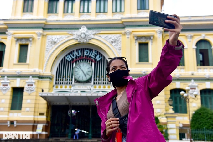 HCM City people sightsee and meet friends again after social distancing - 7