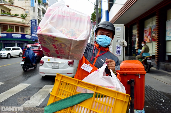 People queue to buy mooncakes in HCM City - 9