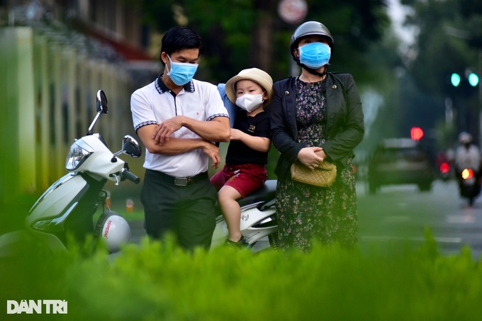 HCM City people sightsee and meet friends again after social distancing - 5