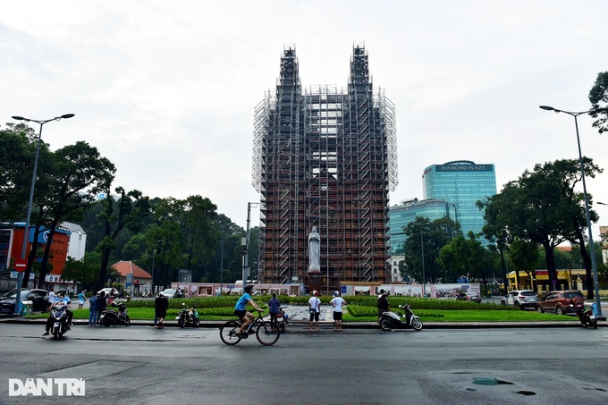 HCM City people sightsee and meet friends again after social distancing - 2