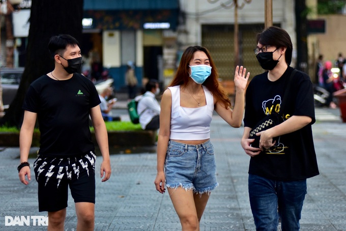 HCM City people sightsee and meet friends again after social distancing - 9