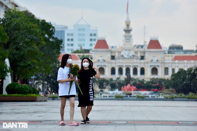 HCM City people sightsee and meet friends again after social distancing - 11