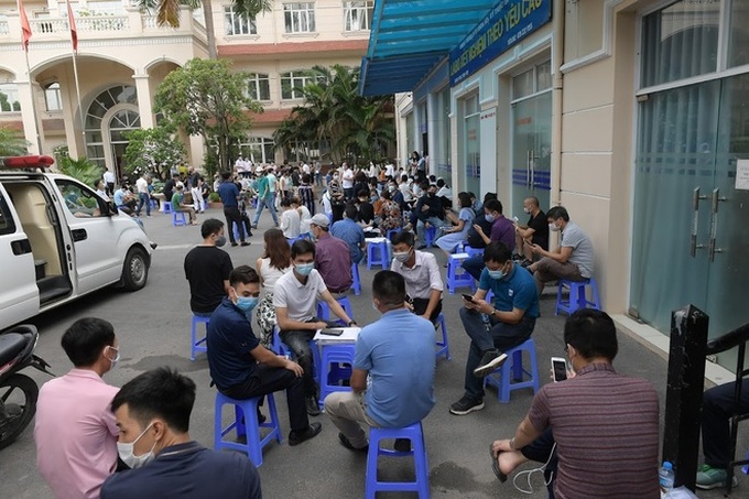 Hundreds of people jostle for Covid-19 tests in Hanoi - 2
