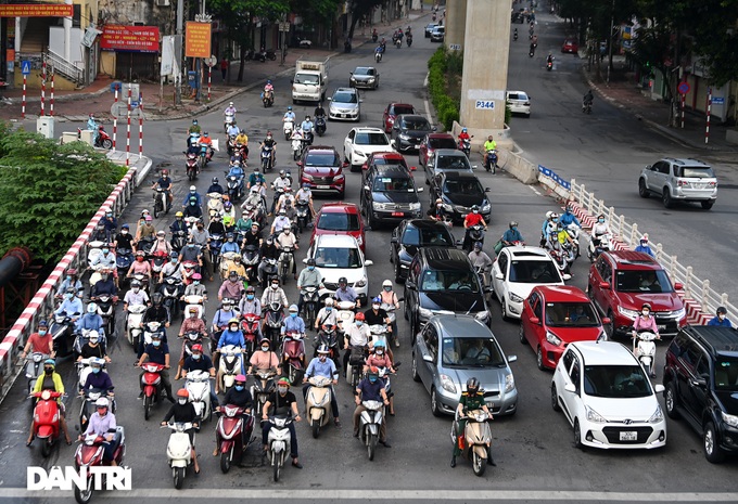 Hanoi streets busy again after loosened social distancing measures - 6