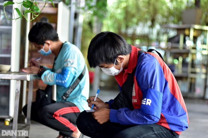 Shippers race to Covid-19 testing sites in HCM City - 2 Shippers race to Covid-19 testing sites in HCM City - 2