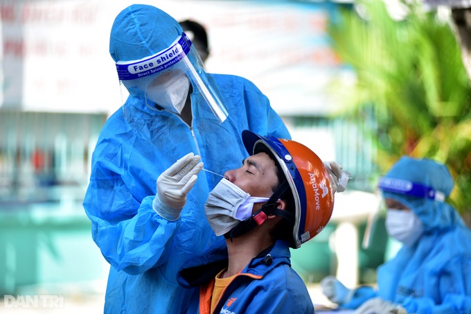 Shippers race to Covid-19 testing sites in HCM City - 3 Shippers race to Covid-19 testing sites in HCM City - 3