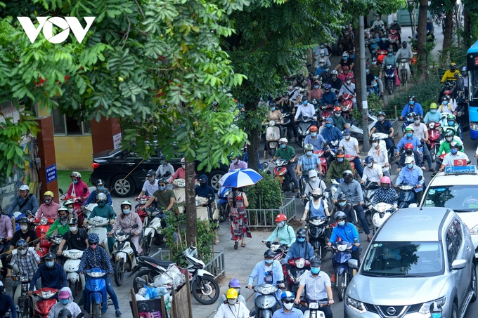 Hanoi streets jammed as social distancing eased - 2