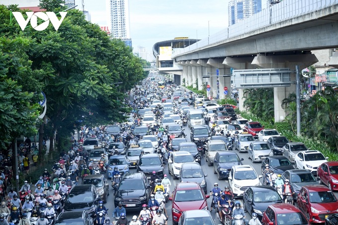 Hanoi streets jammed as social distancing eased - 1