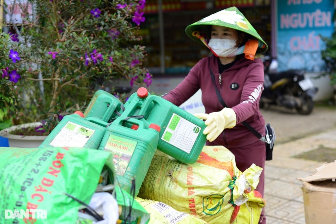 Dalat farmers exchange abandoned pesticide containers for gifts - 1