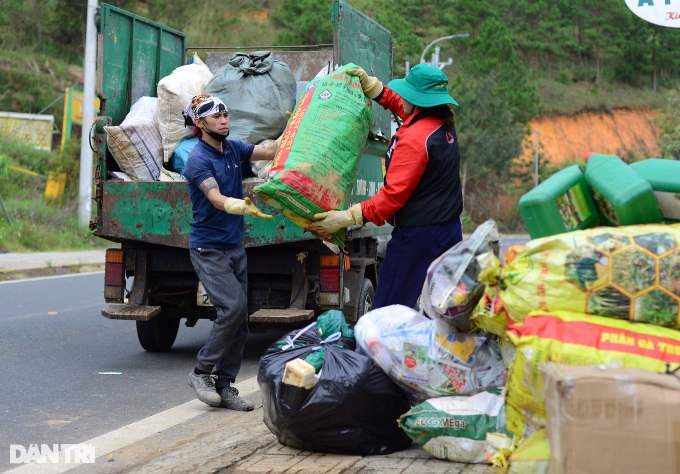 Dalat farmers exchange abandoned pesticide containers for gifts - 2