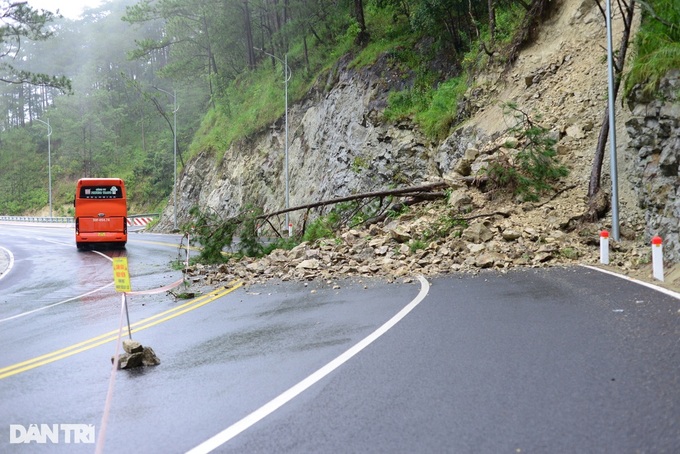 Heavy rain causes landslide at Da Lat pass - 1 Heavy rain causes landslide at Da Lat pass - 1