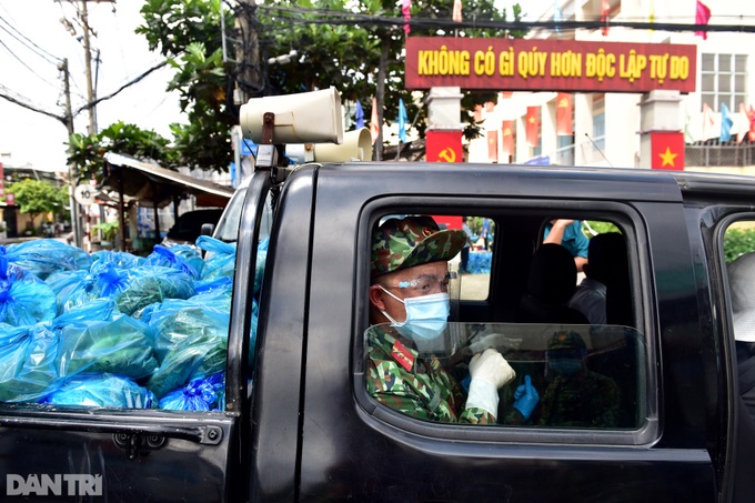 Food deliveries to homes during tightened HCM City social distancing - 2