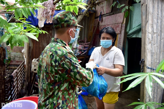 Food deliveries to homes during tightened HCM City social distancing - 6
