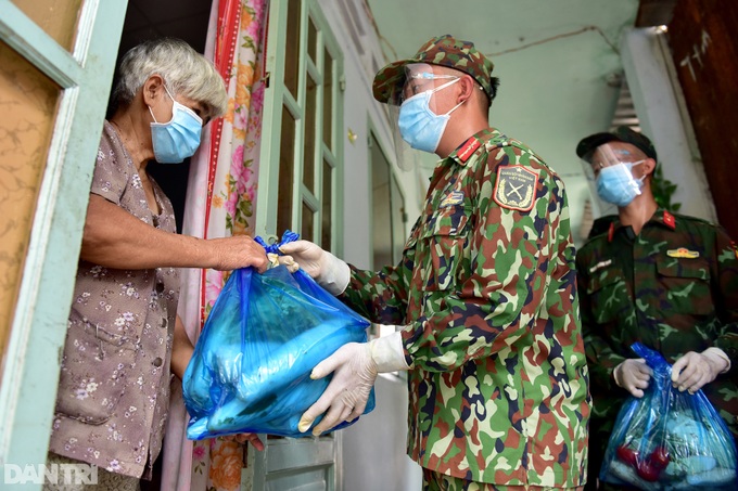 Food deliveries to homes during tightened HCM City social distancing - 4