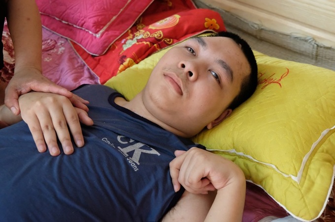 Family desperately calls for help for son after a stroke - 1