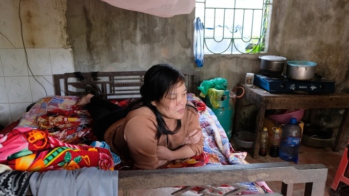 Lonely woman calls for help - 1 Lonely woman calls for help - 1