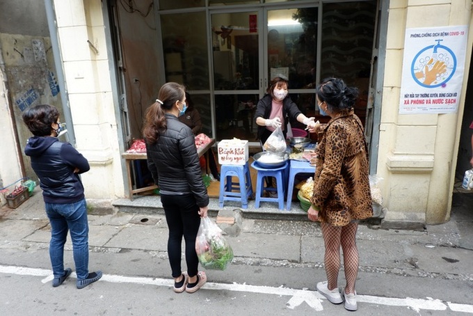 Hanoi Old Quarter shops enforce social distancing - 3 Hanoi Old Quarter shops enforce social distancing - 3