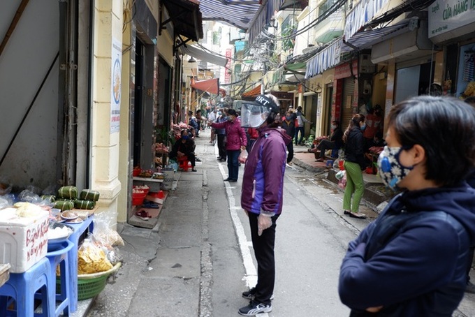 Hanoi Old Quarter shops enforce social distancing - 2 Hanoi Old Quarter shops enforce social distancing - 2