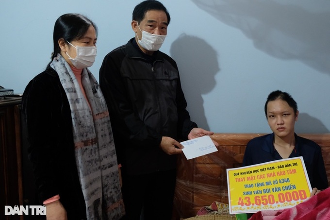 Sick family receive over VND400 million in donations - 2 Sick family receive over VND400 million in donations - 2