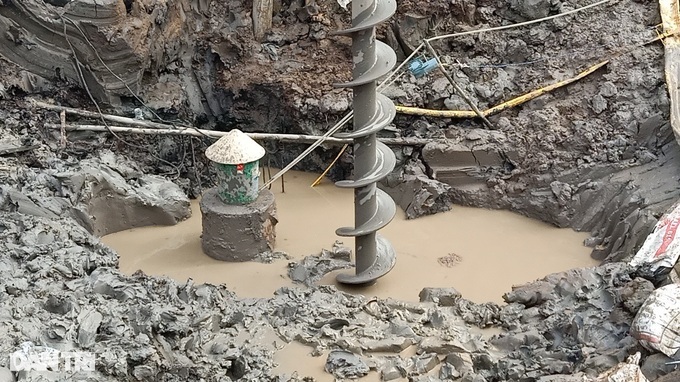 Rescue team continue searching for boy fallen 35m deep into concrete pillar - 3