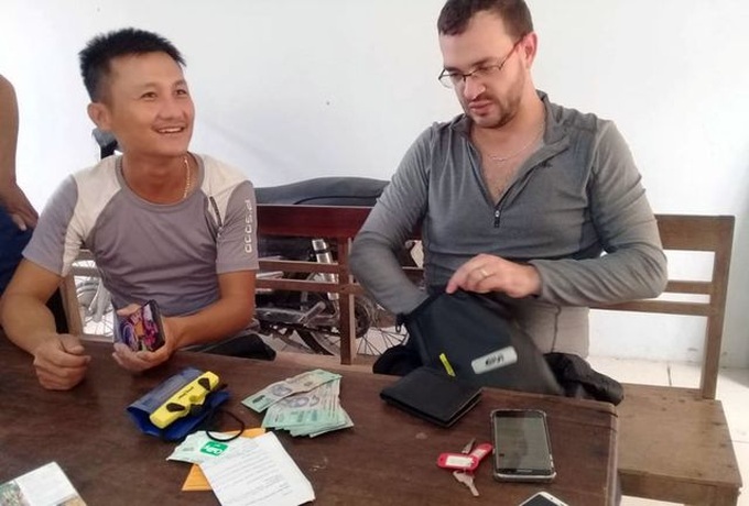 Quang Binh man returns lost bag to Colombian tourist - 1