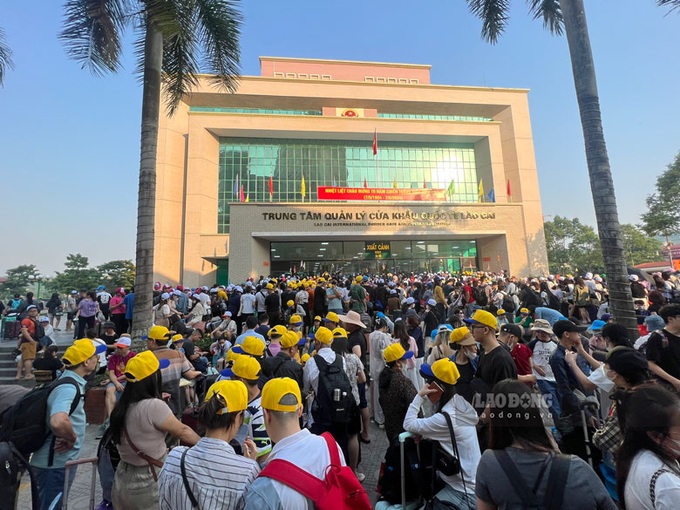 Lao Cai-China border gate jammed due to tourist surge - 1 Lao Cai-China border gate jammed due to tourist surge - 1