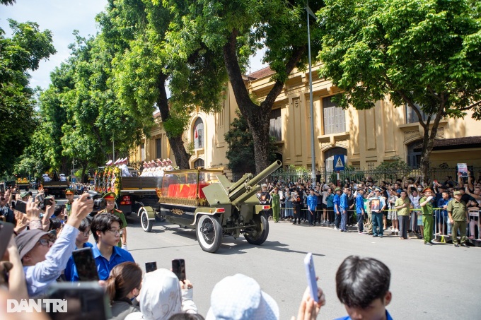 Thousands await farewell to Party General Secretary Nguyen Phu Trong - 1