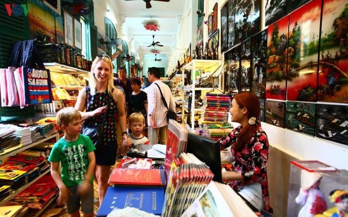 HCM City reports 12% fall of visitors during Tet holiday - 1