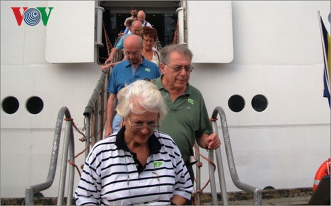 Da Nang welcomes tens of thousands of visitors by cruise liners - 1