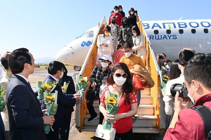 Direct flight launched between Dien Bien Province and HCM City - 1