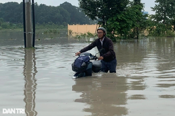 Binh Duong streets severely submerged following rain - 3 Binh Duong streets severely submerged following rain - 3