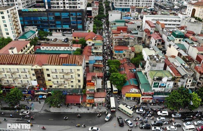 Hanoi street becomes a congestion hotspot - 1 Hanoi street becomes a congestion hotspot - 1