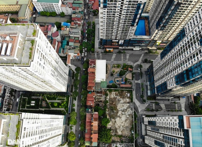 Hanoi street becomes a congestion hotspot - 4 Hanoi street becomes a congestion hotspot - 4
