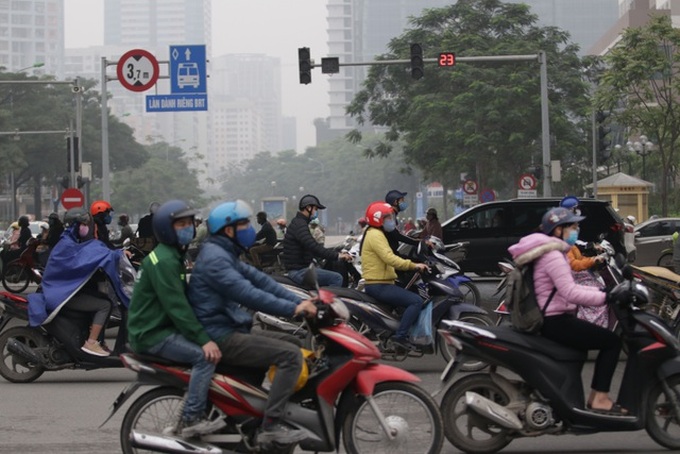 Hanoi streets crowded again despite social distancing instruction - 6