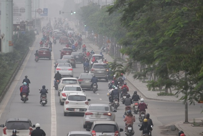 Hanoi streets crowded again despite social distancing instruction - 4