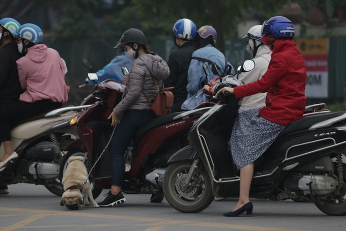 Hanoi streets crowded again despite social distancing instruction - 5