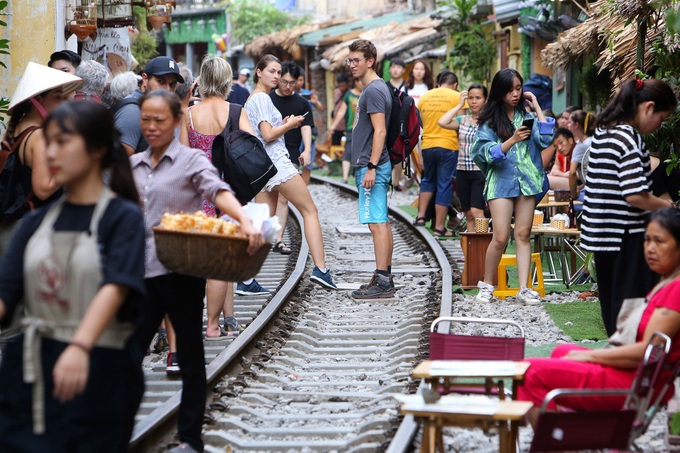 Hanoi railway becomes tourist destination despite dangers - 2