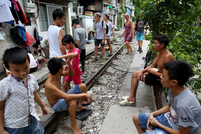 Hanoi railway becomes tourist destination despite dangers - 3