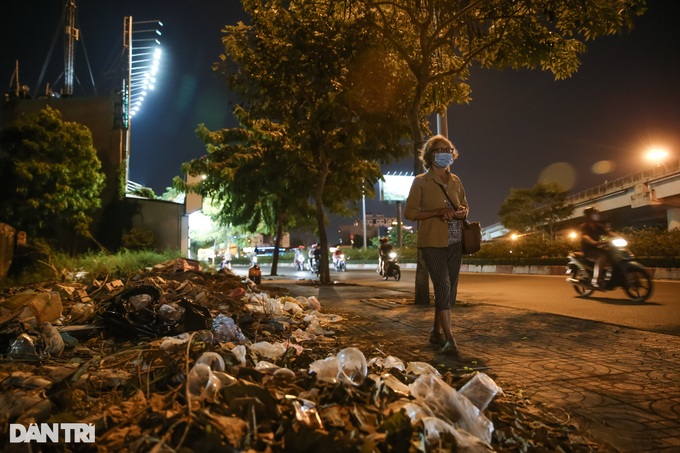 Rubbish blankets HCM City pavements - 9