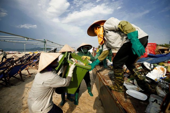 Sanitation workers battle rubbish in Ha Long Bay - 3