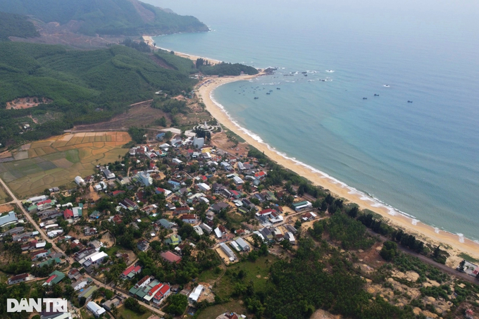 Binh Dinh leader vows to balance environment with steel project - 2