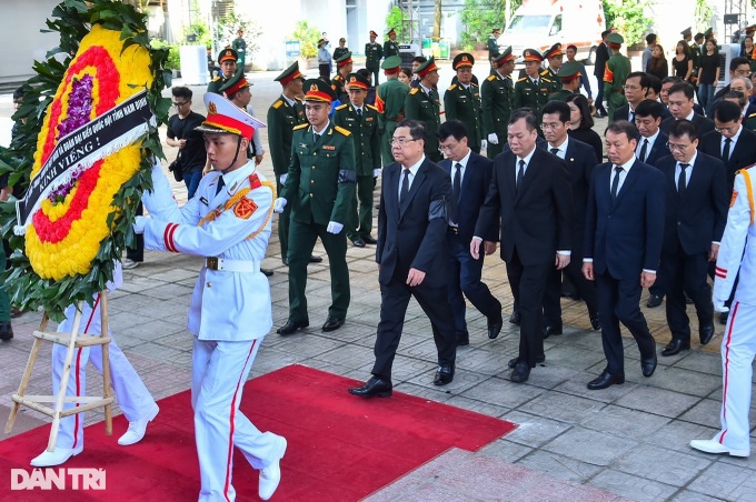Vietnamese people come early to mourn party leader - 6 Vietnamese people come early to mourn party leader - 6