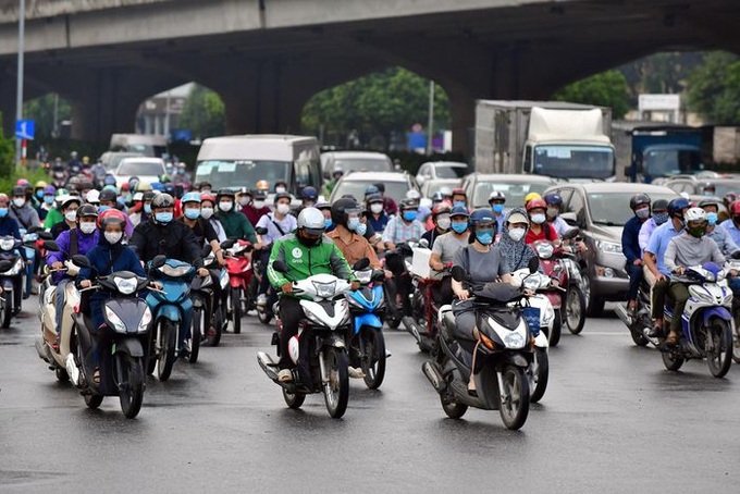 Hanoi streets jammed on Monday morning rush hours - 2 Hanoi streets jammed on Monday morning rush hours - 2