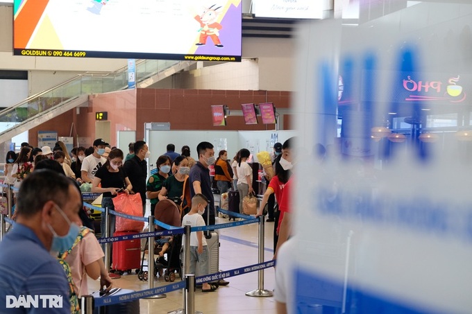 Noi Bai International Airport crowded ahead of national holiday - 6