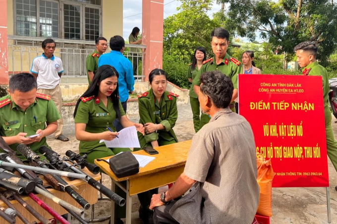 Dak Lak police call for people to hand in weapons - 2