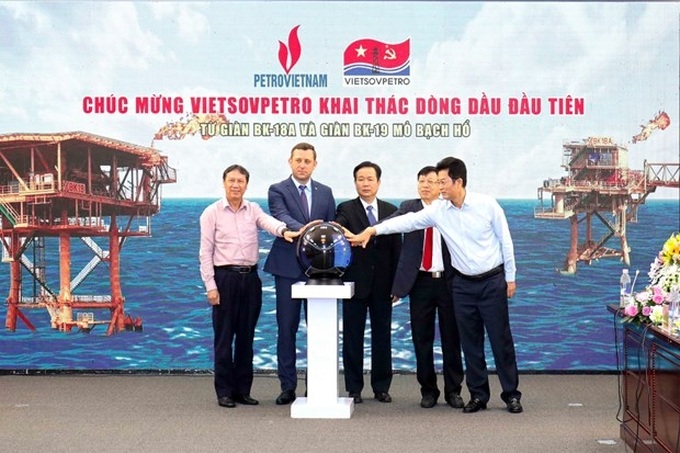 Vietsovpetro welcomes first oil flow from BK-18A and BK-19 oil rigs - 1 Vietsovpetro welcomes first oil flow from BK-18A and BK-19 oil rigs - 1